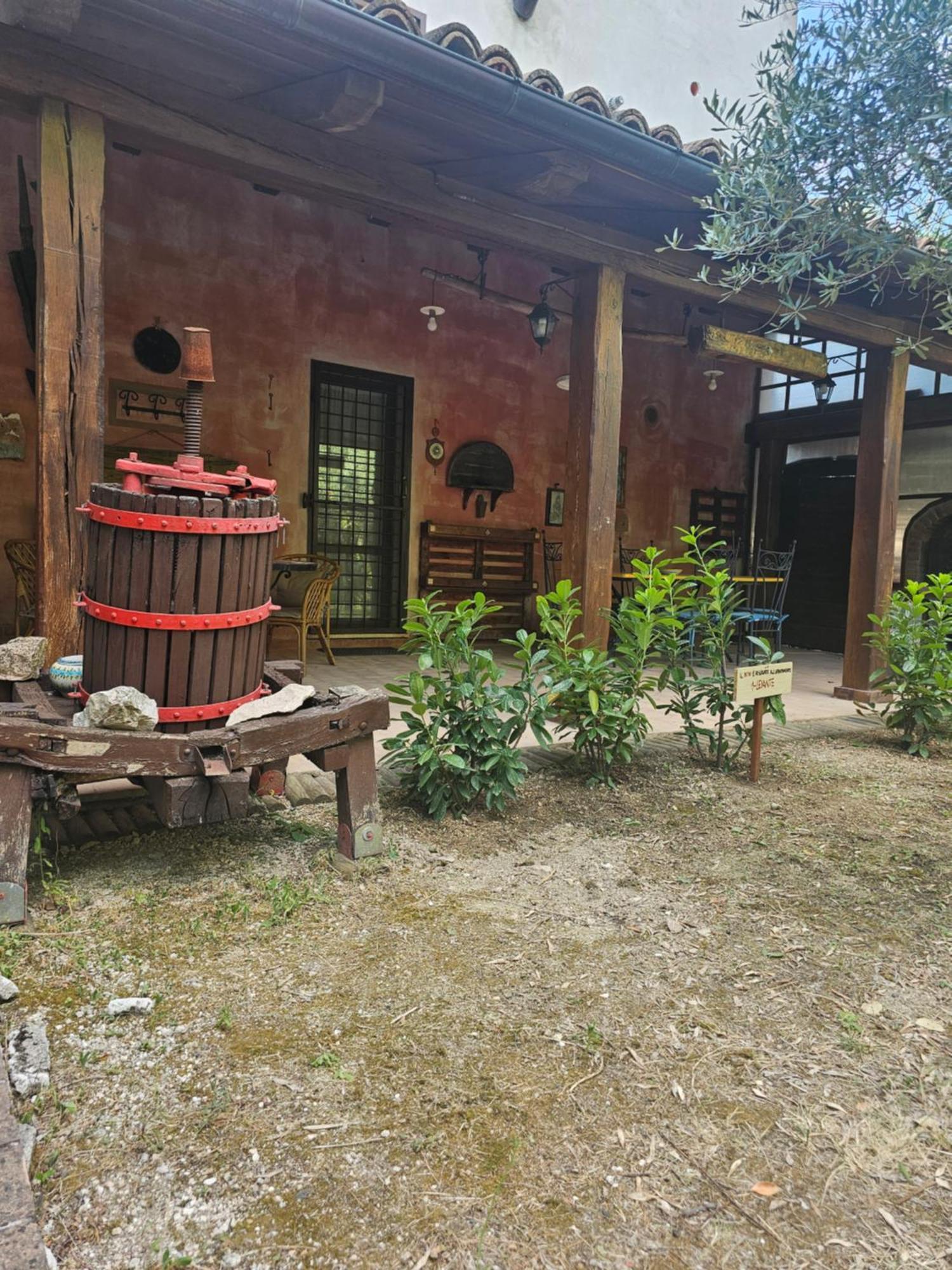 La Rosa Dei Venti - Country House Fossato di Vico Екстериор снимка